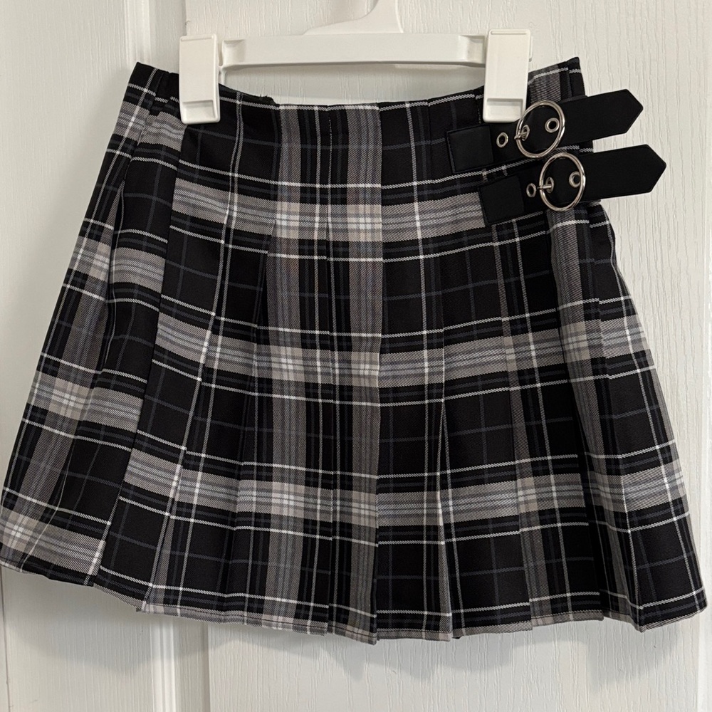 Forever 21 Black and Gray Plaid Pleated Mini Skirt